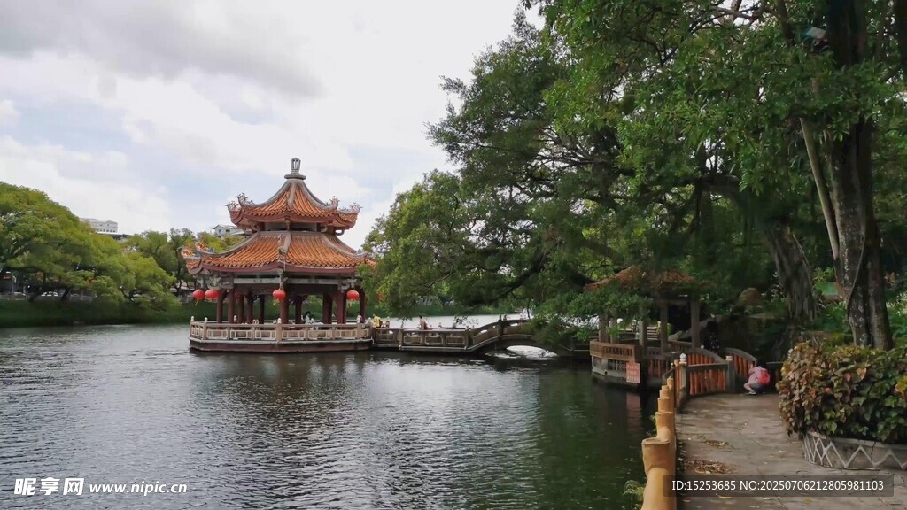 湖畔古亭静美园林景致