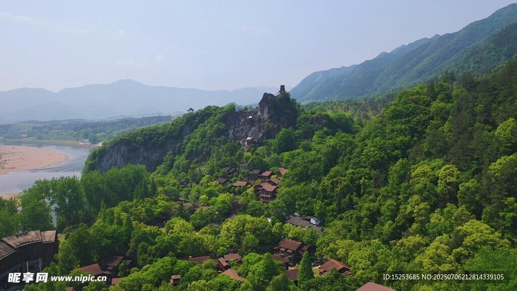 青山绿水间的秀丽风光