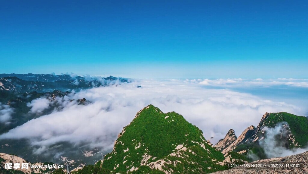 山峦云海间的壮美风光