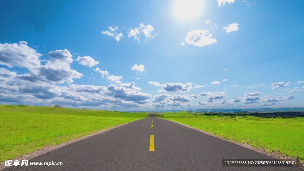宽阔公路伸向蓝天白云
