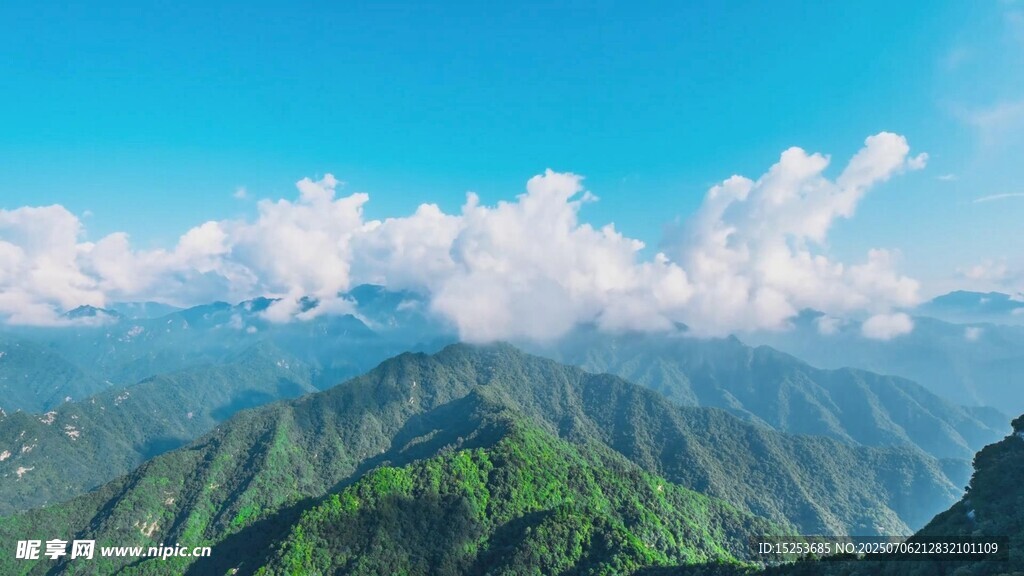 壮丽山峦与蓝天白云美景