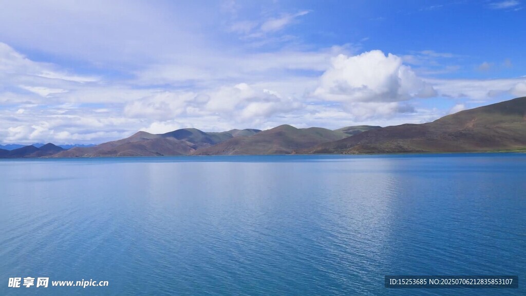 湛蓝湖水与远处山峦美景
