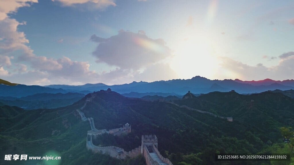 壮丽长城映于山川云海间