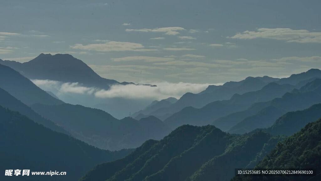 山峦云海间的壮美风光