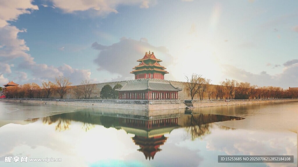 湖畔古建筑的美丽倒影