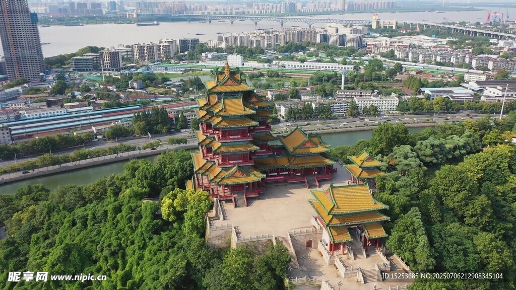俯瞰中式塔楼与城市景观