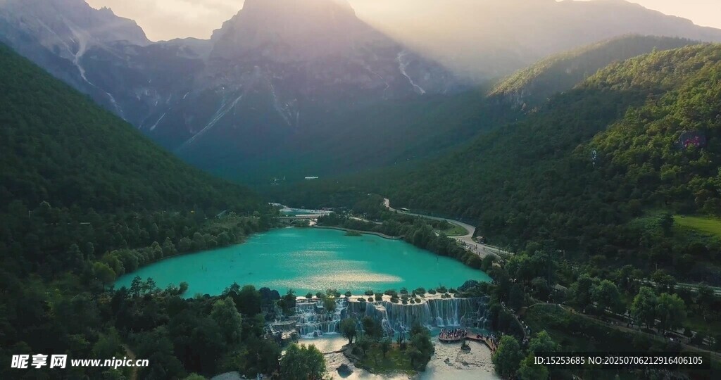 高山环抱的碧绿湖泊美景