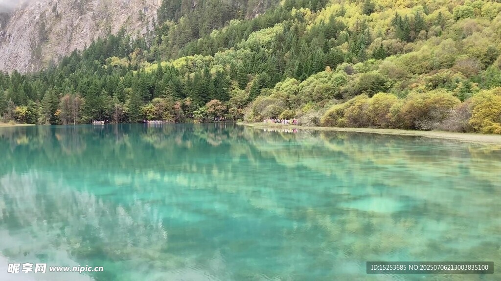 清澈碧绿的山间湖泊