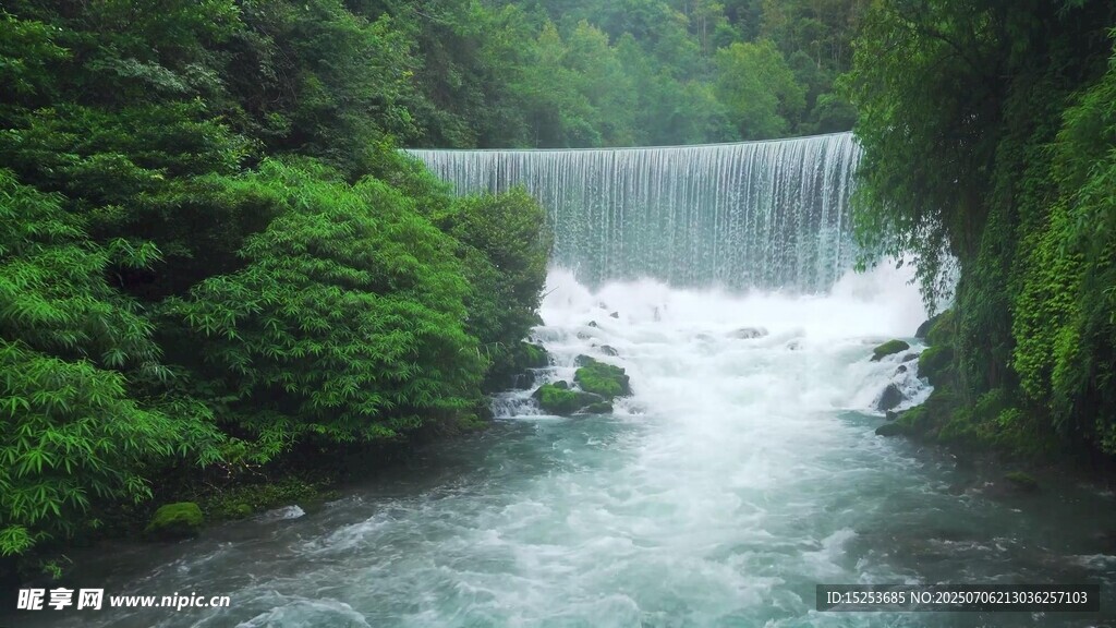 山间瀑布绿意环绕的美景