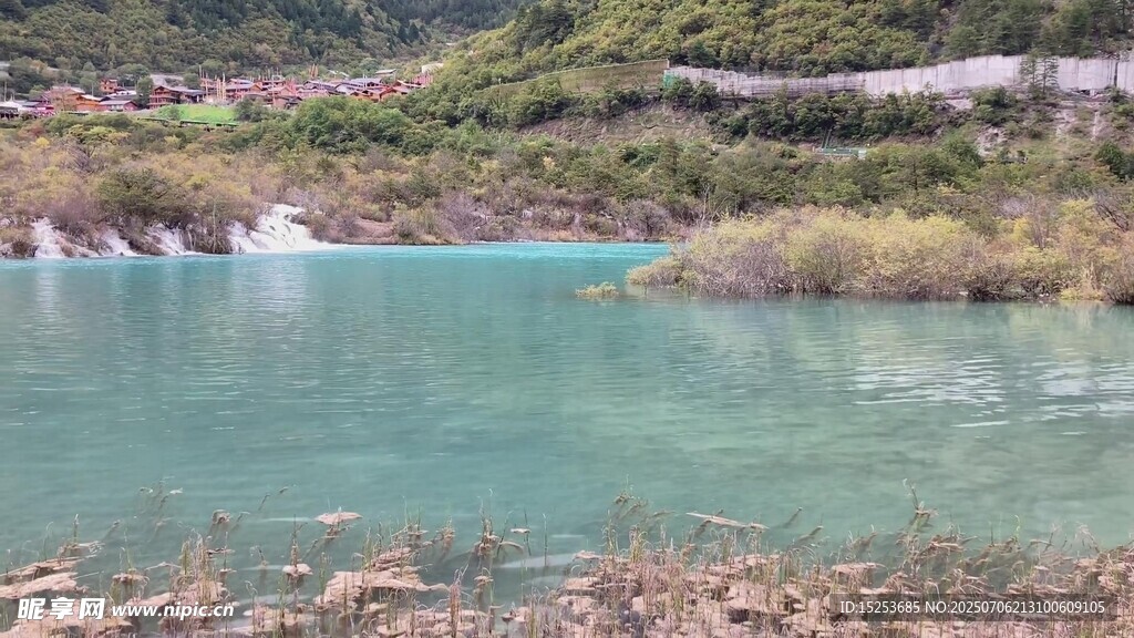 清澈蓝绿色湖水自然美景