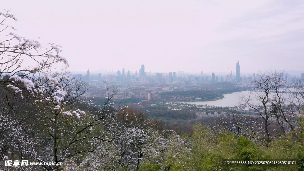 俯瞰城市与自然景观