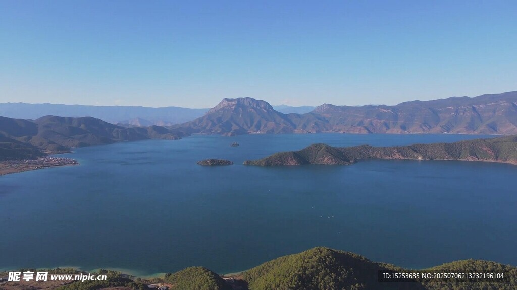 壮丽湖景与远山风光