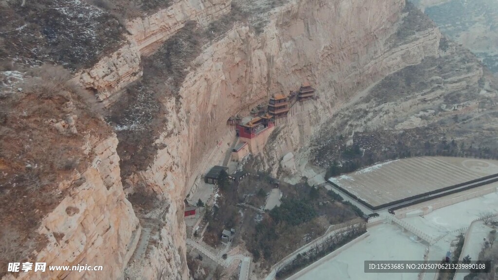 俯瞰山间公路与壮丽峡谷