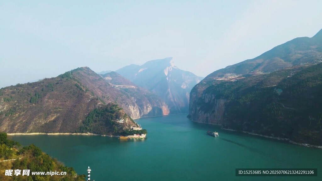 壮丽山水间的碧绿江景