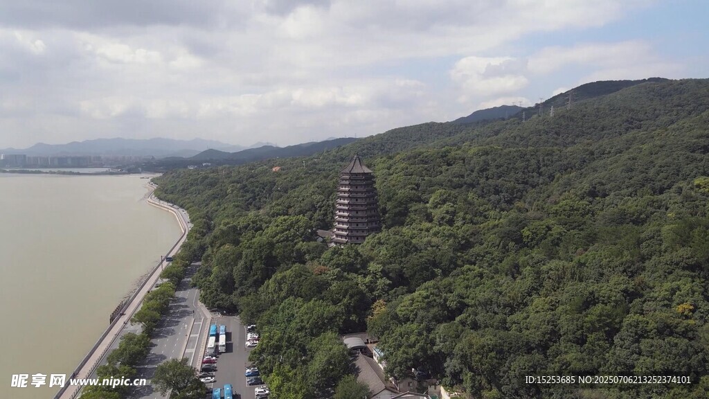 江边古塔与青山美景