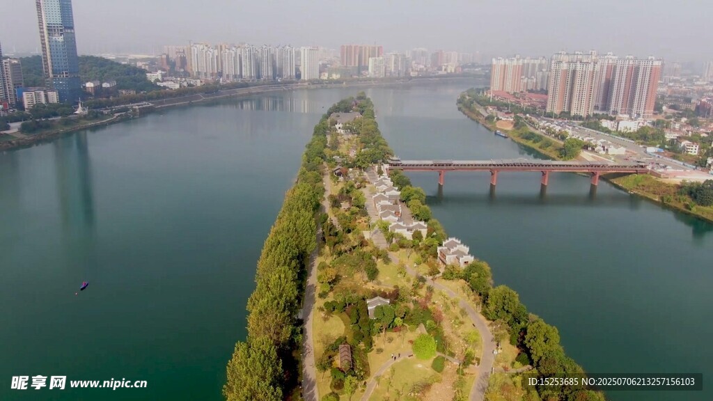 城市河畔风光俯瞰图