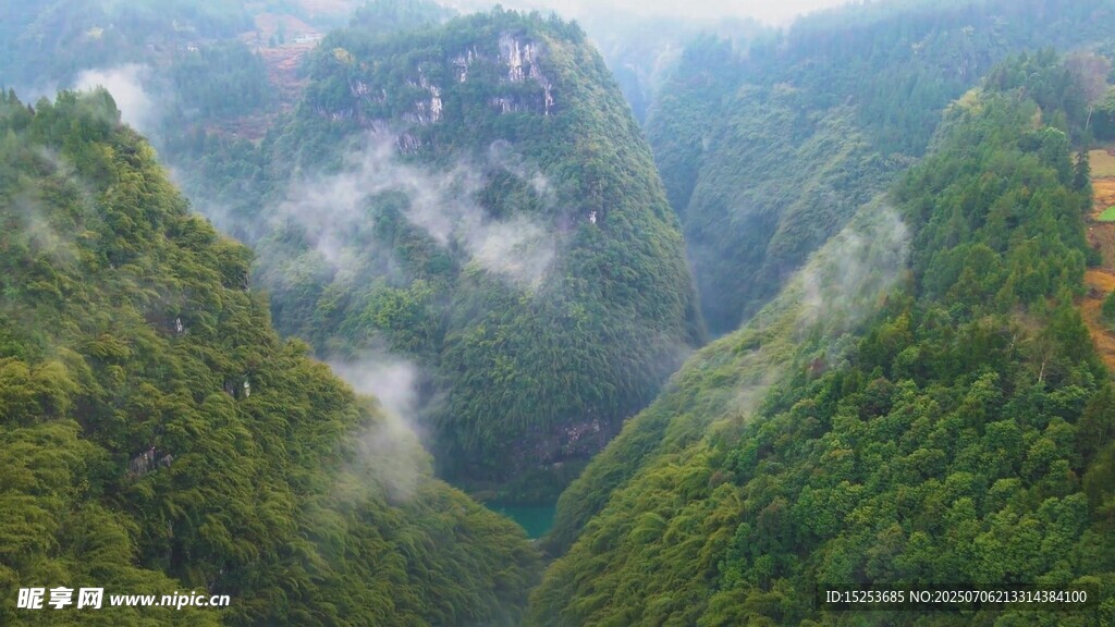 山峦云雾间的翠绿美景