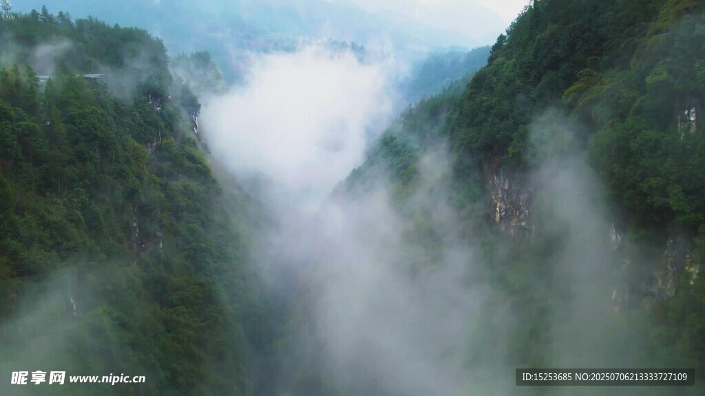 云雾缭绕的壮美山间景色
