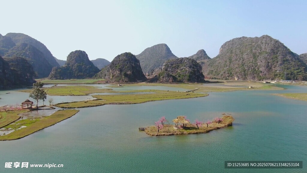 山水相依的美丽自然景观