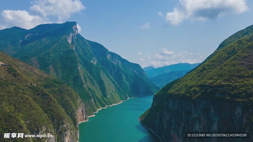 壮丽峡谷中的碧绿江水
