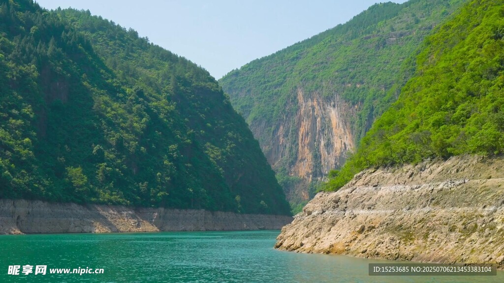 青山绿水间的秀丽湖景