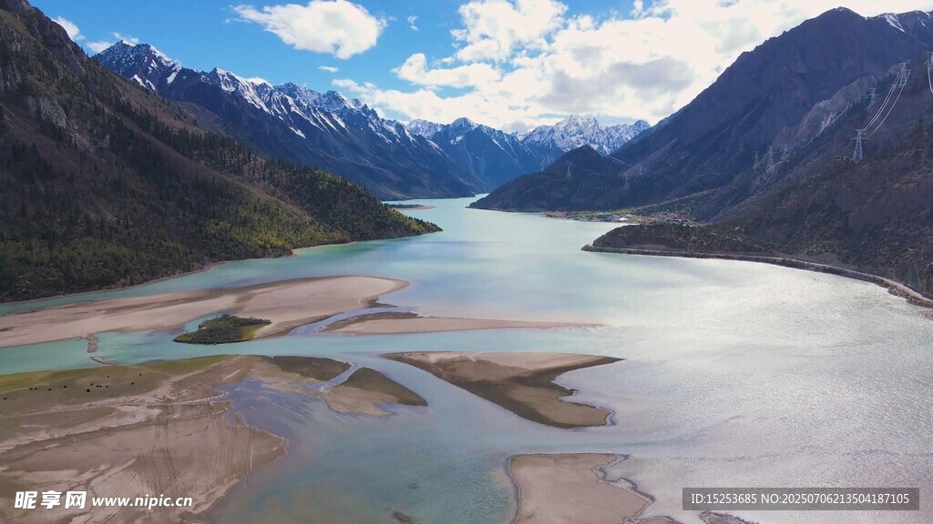壮丽高山湖泊美景