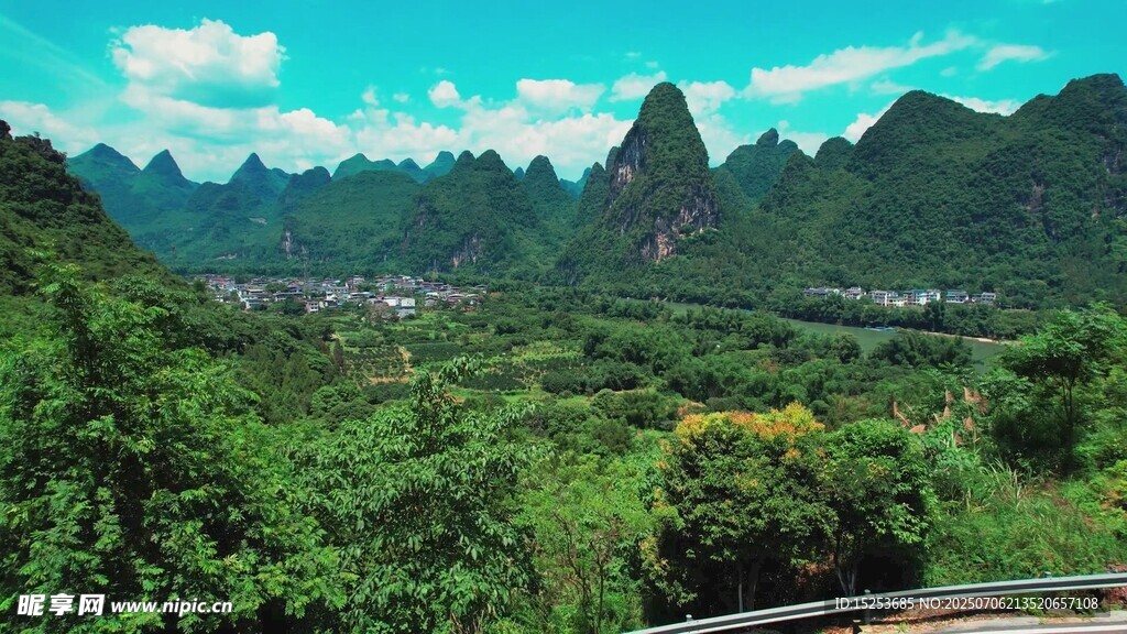 山间公路旁的秀丽自然景观