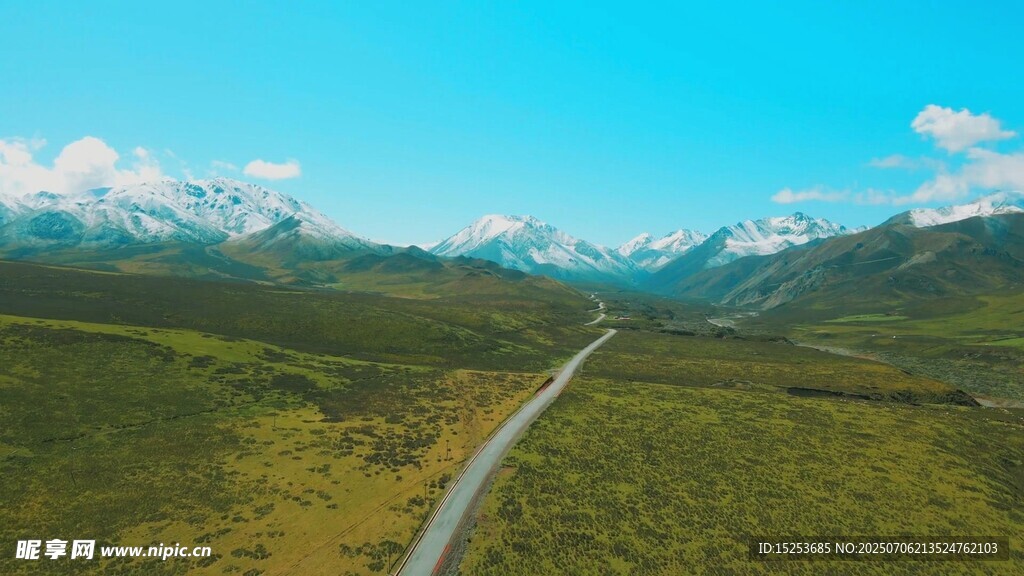 山间公路邂逅绝美自然风光