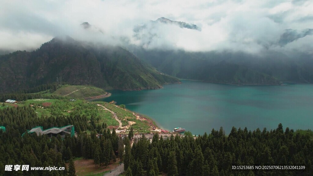 高山湖泊美景俯瞰