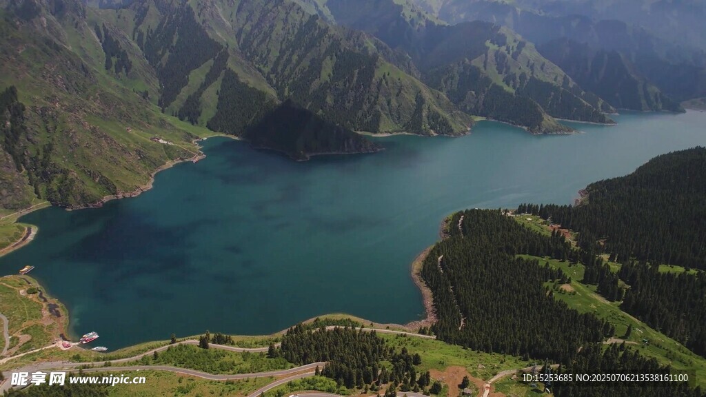 高山环抱的碧绿湖泊