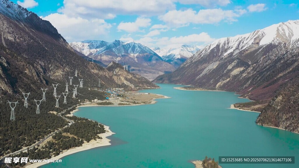 壮丽高山湖泊美景