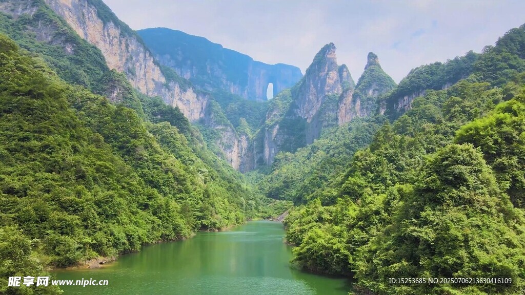 青山绿水间的壮美峡谷风光