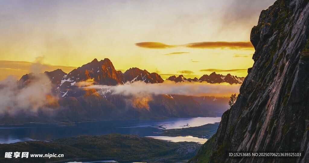 壮丽山巅日出美景