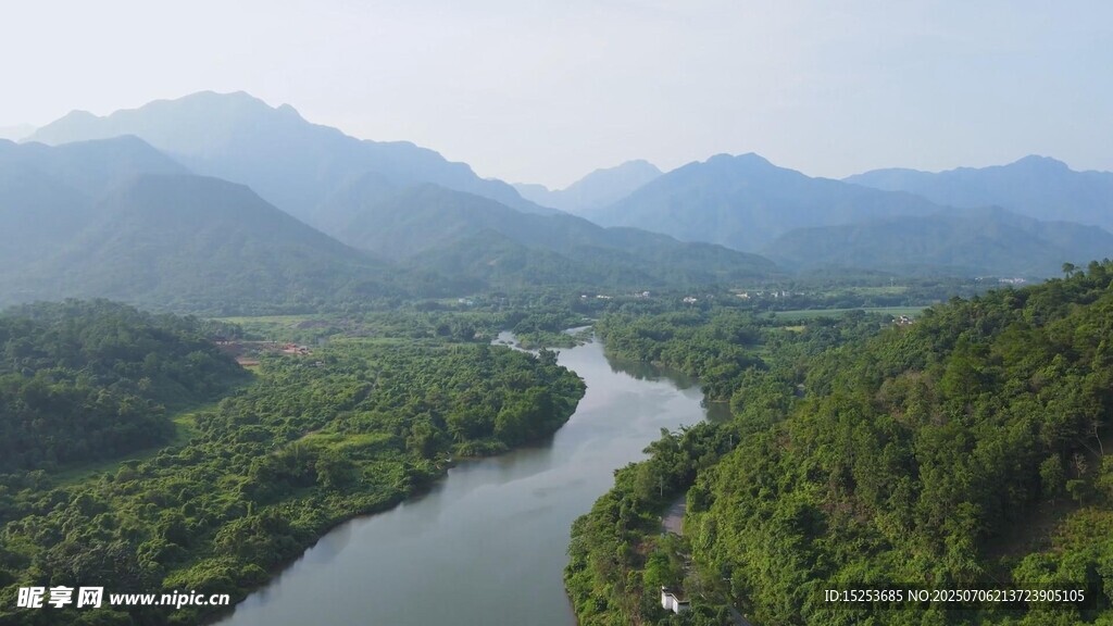 青山绿水间的蜿蜒河流