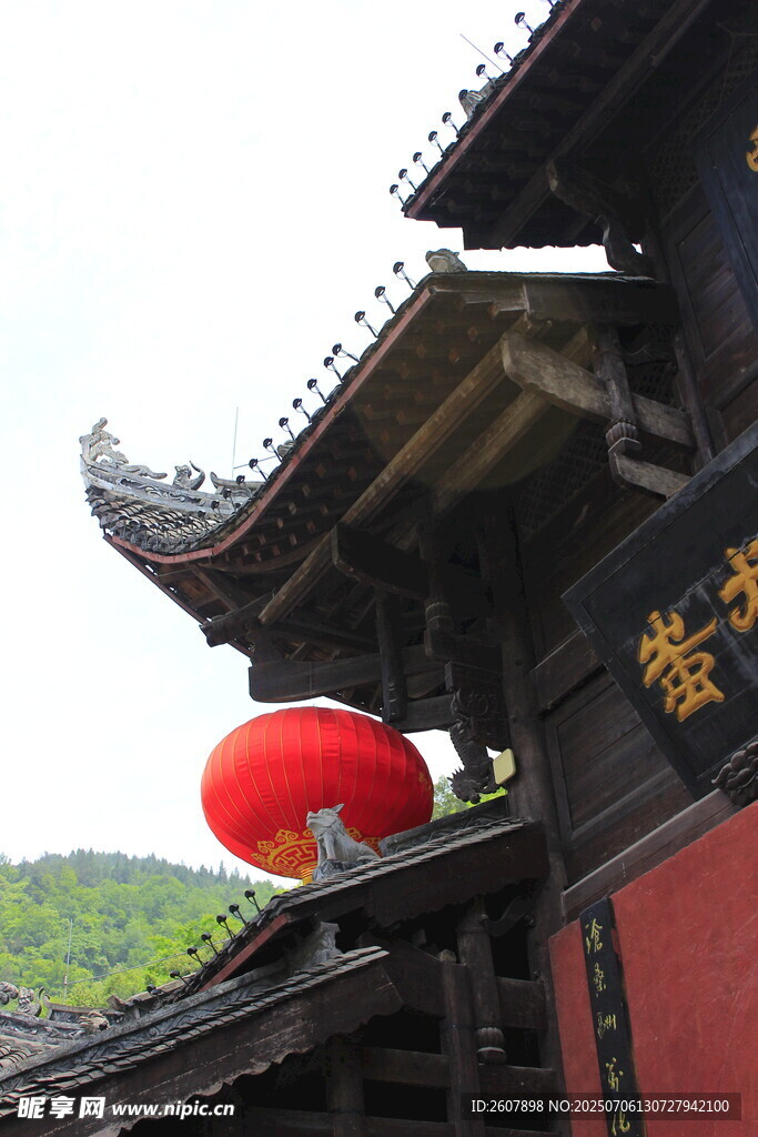 古建屋檐下的红灯笼