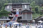 苗族特色建筑前热闹场景