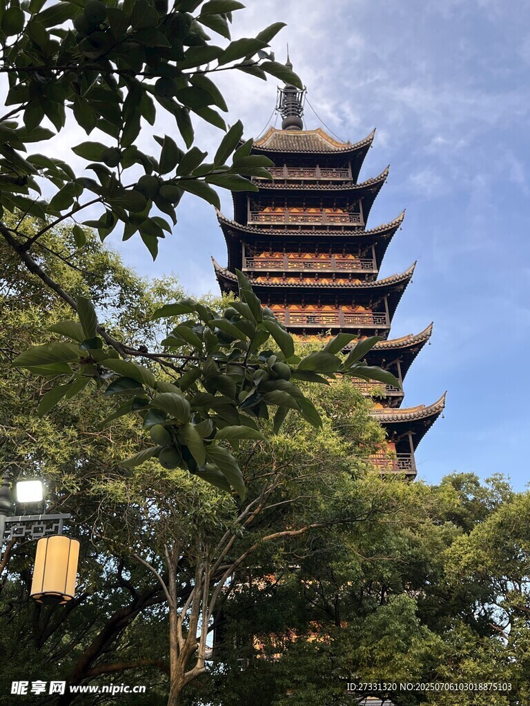 古寺宝塔隐于绿树蓝天间