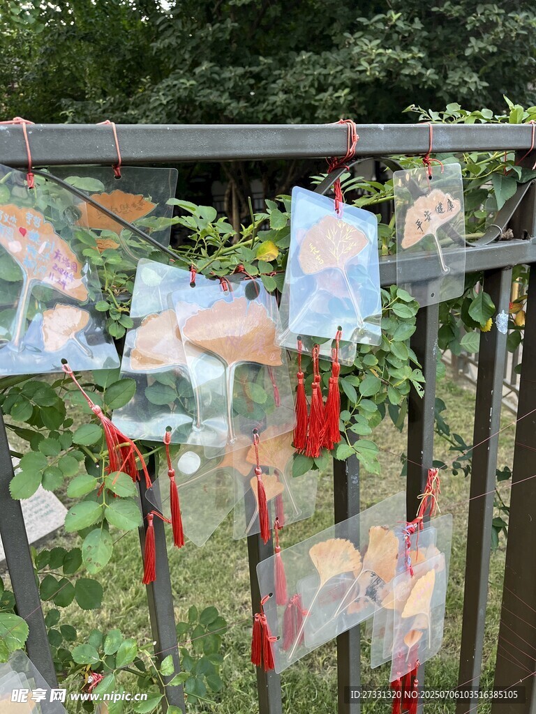 栅栏上挂着多彩祈福袋