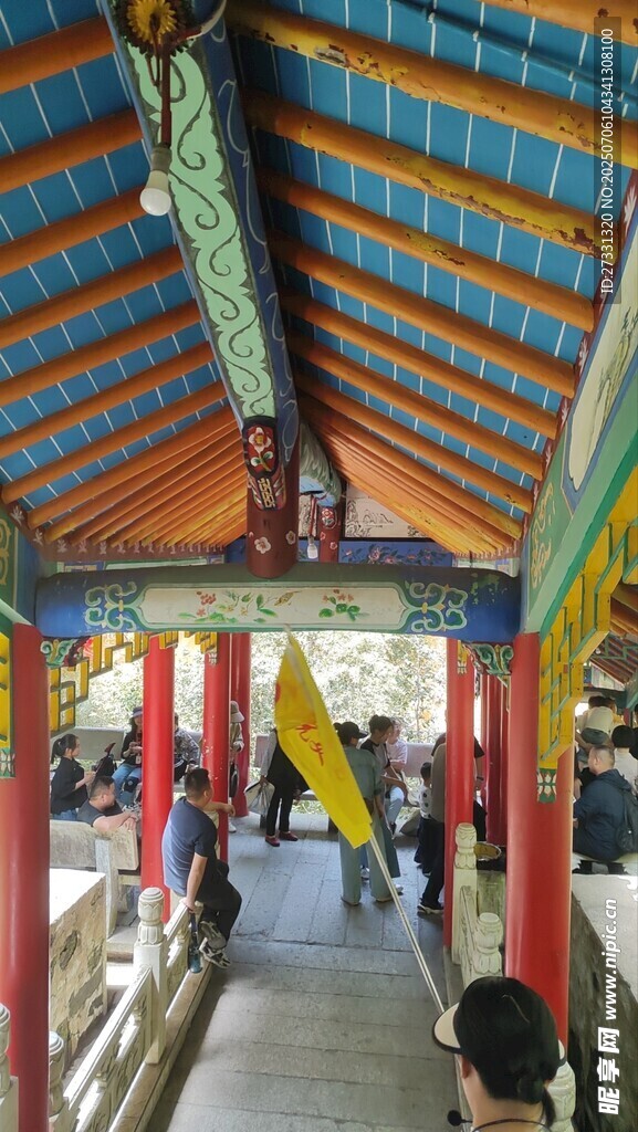 古建长廊下的行人景象