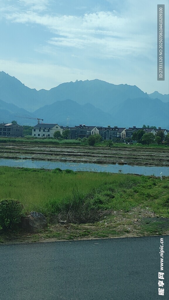 河畔绿野与远山美景