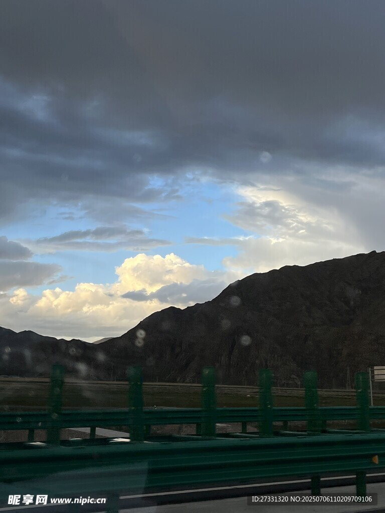 公路边的山峦与天空景色