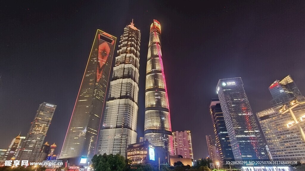 上海夜景中的摩天大楼