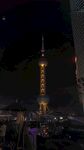 夜晚城市中的高耸发光建筑