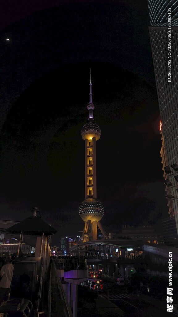 夜晚城市中的高耸发光建筑