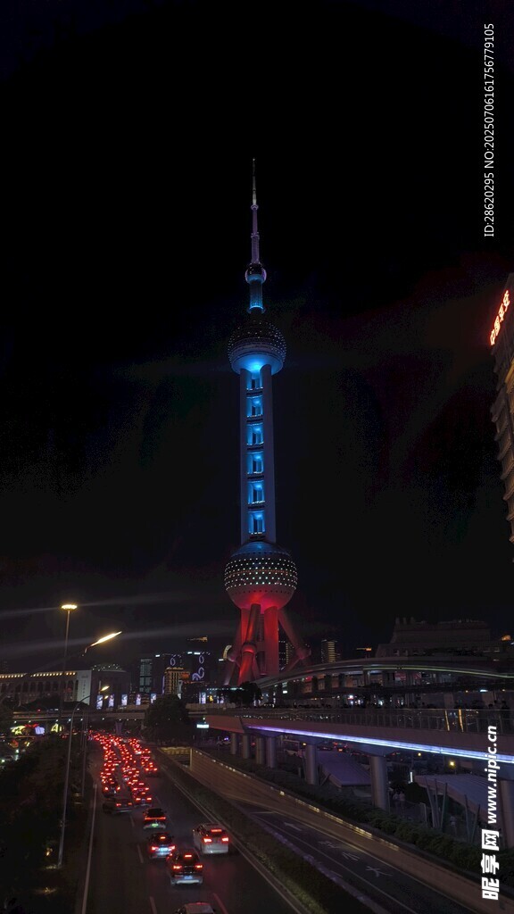 城市夜景中的绚丽高塔
