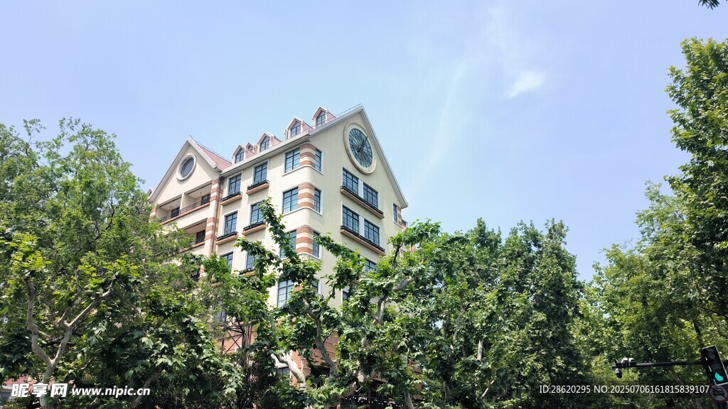 绿树环绕中的多层住宅