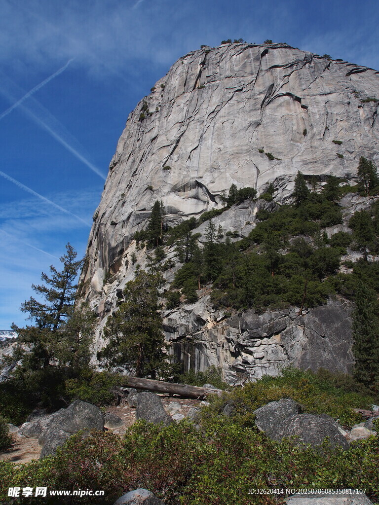 巍峨石山与葱郁植被