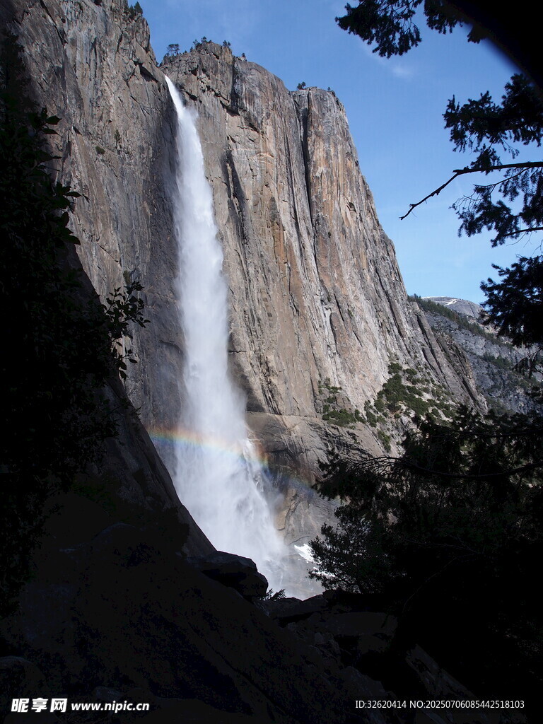 山间瀑布现彩虹美景