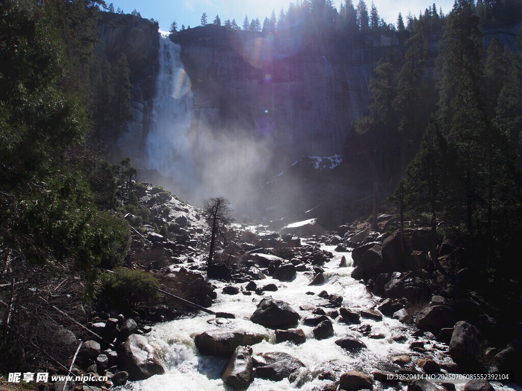 山间瀑布溪流壮丽景观