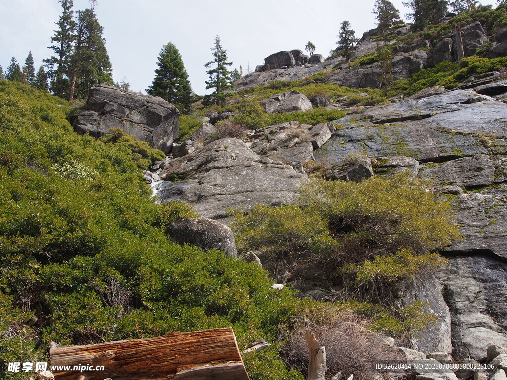 山间美景 木椅伴绿植岩石
